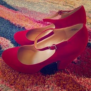 Vintage style red pumps